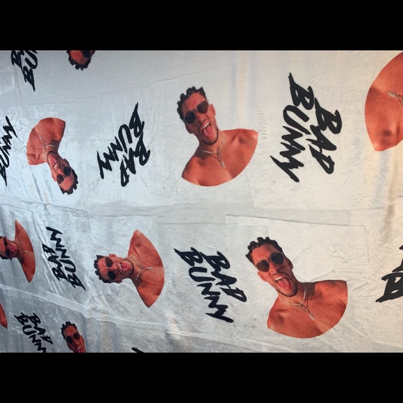 Bad bunny blanket - Picture 6 of 6